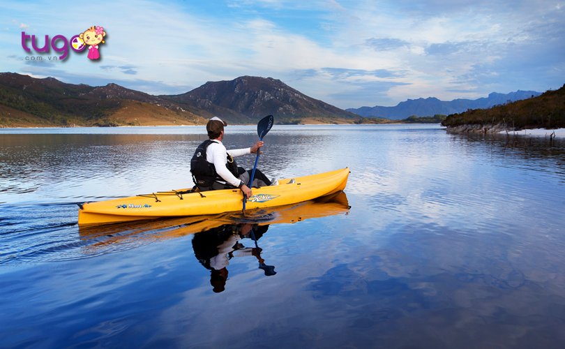 Chèo thuyền kayak ở Hồ Pedder, Tasmania cũng là một trải nghiệm thú vị dành cho du khách
