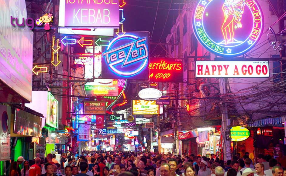 Con phố Pang Na Walking càng trở nên sôi động khi về đêm - Tugo.com.vn