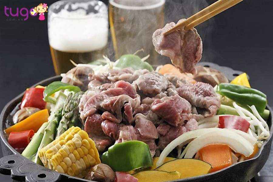 Jingisukan là món thịt cừu được nhúng trong nước sốt và nướng chín, ăn cùng rau cải