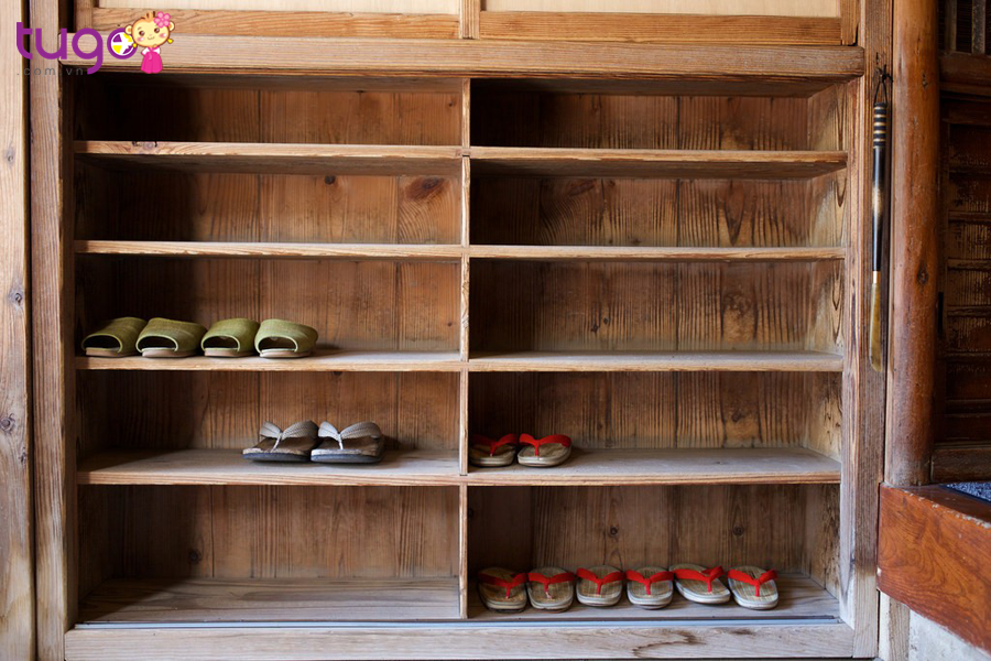 Trước khi bước vào bất cứ ngôi nhà nào ở Nhật Bản, bạn phải cởi bỏ giày dép để ở ngoài cửa