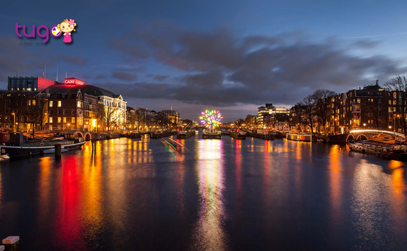 Du khách có thể đi thuyền dọc theo các con kênh để chiêm ngưỡng trọn vẹn vẻ đẹp lung linh của lễ hội ánh sáng ở thành phố Amsterdam