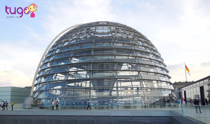 Mái vòm kính toàn nhà Quốc hội Đức