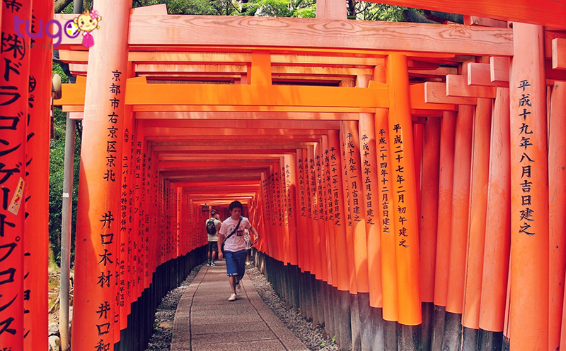 Điện thờ Fushimi Inari Shrine nổi bật và cực ấn tượng với hàng nghìn cổng như xếp chống lên nhau