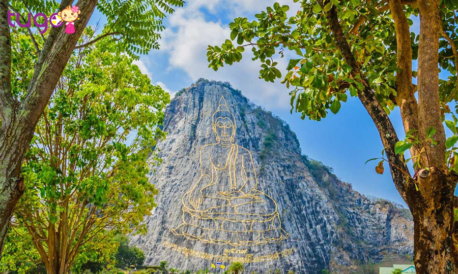 Trân bảo Phật sơn là hình Đức Phật được chạm khắc trên ngọn núi