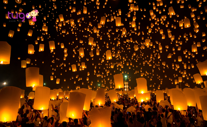 Hàng ngàn chiếc lồng đèn rực rỡ được thắp sáng và thả lên trời cao...