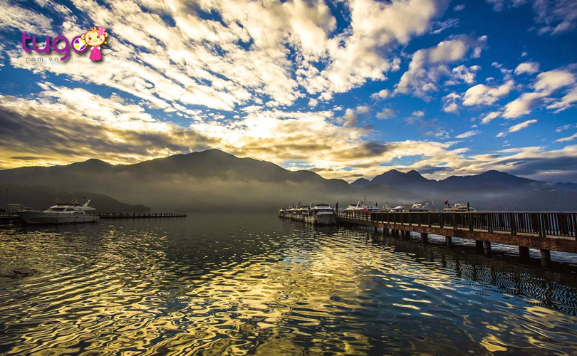 Hồ Nhật Nguyệt yên bình và tĩnh lặng giữa chiều thu xứ Đài