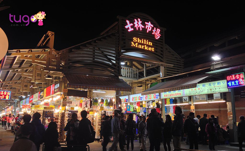 Không khí náo nhiệt, rộn ràng với nhiều hoạt động mua bán sôi nổi ở chợ đêm Shilin