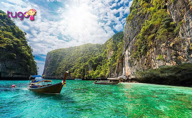 Khung cảnh non xanh nước biếc vô cùng hấp dẫn ở đảo Phuket