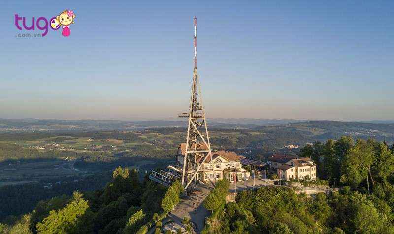 Tháp truyền hình Uetliberg sừng sững trên núi Uetliberg