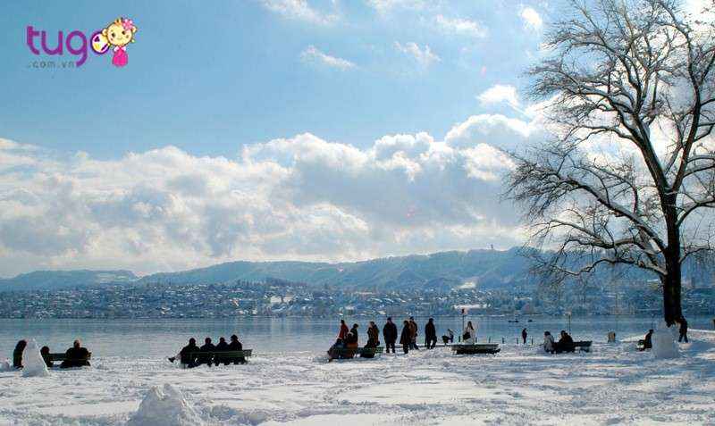 Mọi người có thể tham gia nhiều hoạt động hấp dẫn tại hồ Zurich vào mùa đông