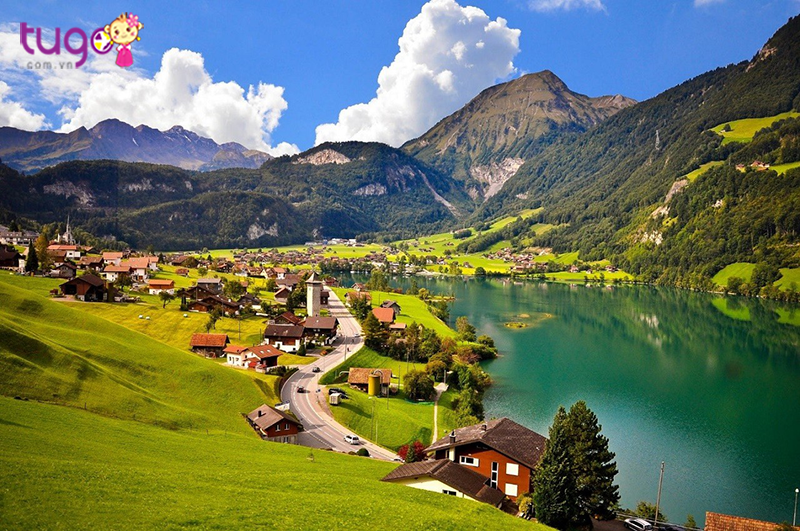 Mùa hè Thụy Sĩ với những bãi cỏ xanh mướt