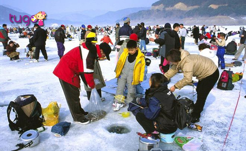 Lễ hội mang đến cho du khách nhiều trải nghiệm đặc biệt với hoạt động câu cá dưới băng đầy mới lạ