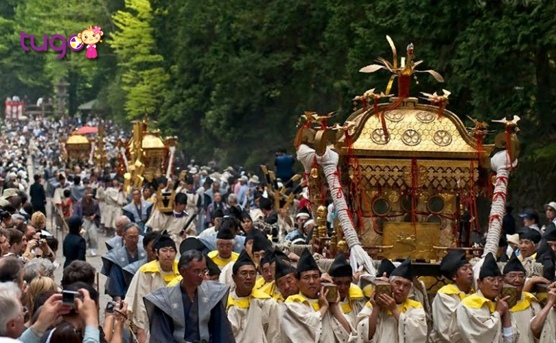 Màn diễu hành với hơn 800 người trong những trang phục truyền thống là điểm thu hút đông đảo du khách tại lễ hội mùa thu ở đền Toshogu