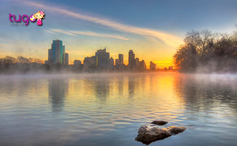 Mặt hồ phẳng lặng, huyền ảo với màn sương lắng đọng vào mùa đông ở Austin