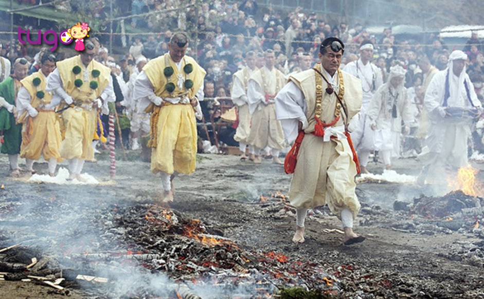 Nghi thức đi trên lửa vô cùng độc đáo tại lễ hội Hiwatari
