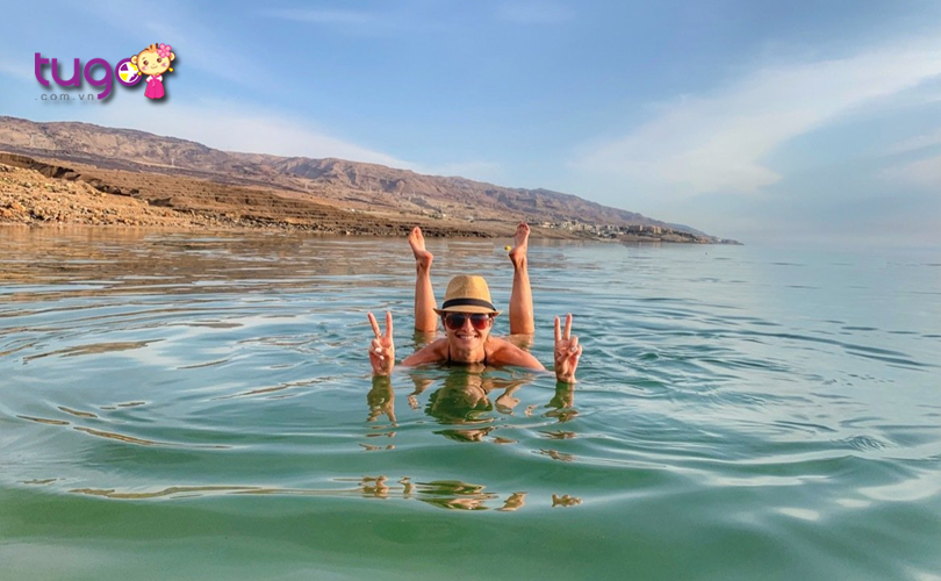 Ngâm mình thư giãn ở Biển Chết chính là một trải nghiệm không thể bỏ qua