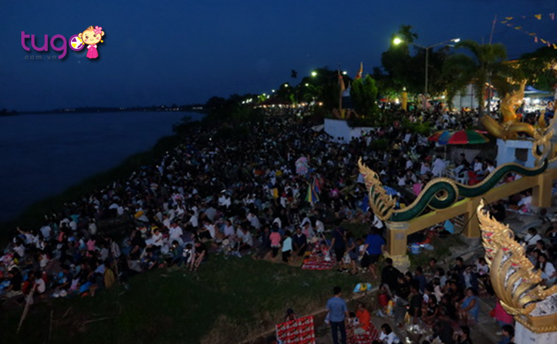 Người dân địa phương Thái Lan tập trung nô nức bên bờ sông Mê Kông để chờ đợi những quả cầu lửa phát sáng trong đêm