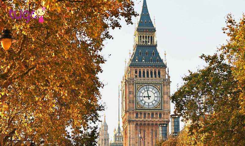 Tháp đồng hồ Big Ben nổi bật dưới ánh nắng của mùa thu