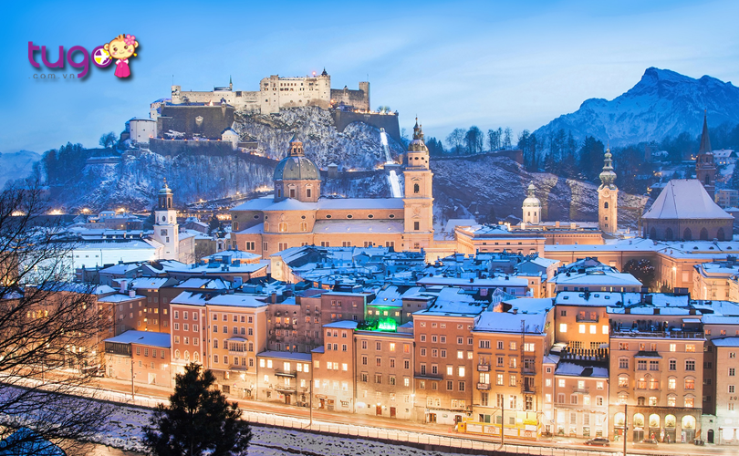 Những ánh đèn rực rỡ càng khiến khung cảnh mùa đông ở Salzburg thêm phần lộng lẫy