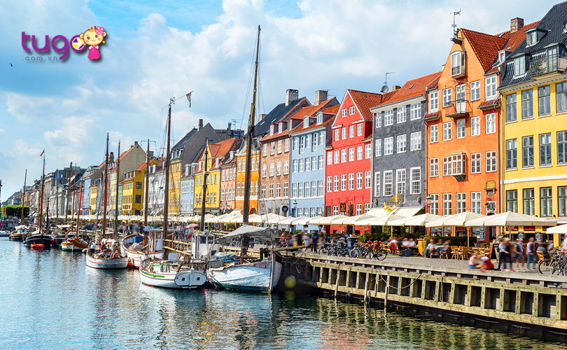 Những tòa nhà đầy màu sắc nằm san sát nhau vô cùng đẹp mắt ở thành phố Copenhagen