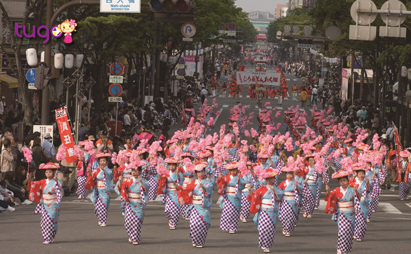 Những bộ trang phục truyền thống đẹp mắt, rực rỡ được người tham gia diễu hành mặc trong lễ hội