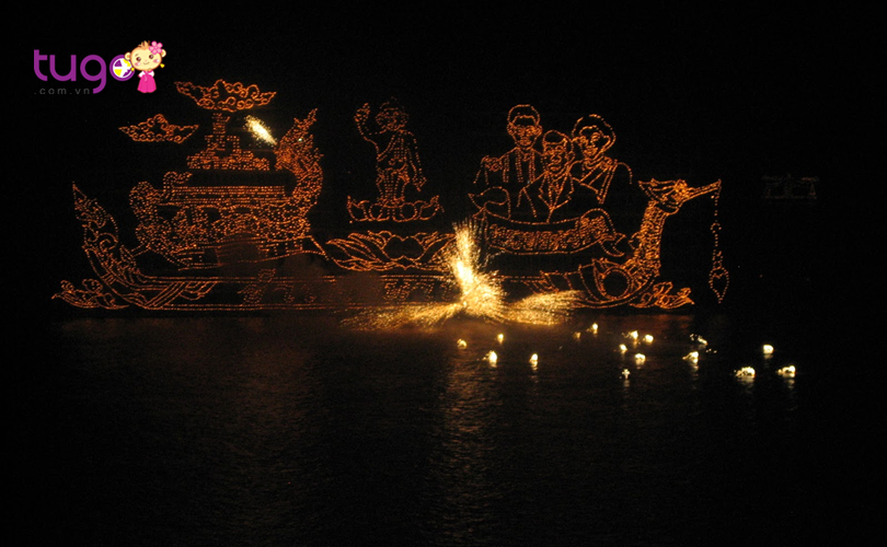 Những chiếc thuyền đèn được tạo hình công phu và phát sáng rực rỡ trong đêm