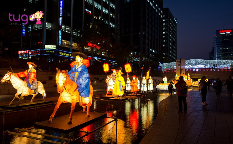 Những chiếc đèn lồng rực rỡ trong đêm tại con suối Cheonggyecheon nổi tiếng