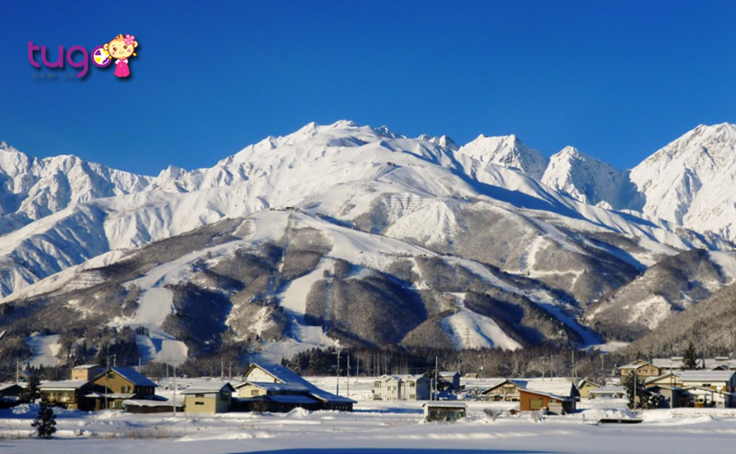Những dãy núi hùng vĩ được bao phủ bởi một màu trắng xóa của tuyết ở Nhật Bản