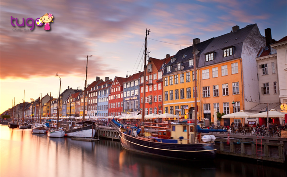 Những ngôi nhà đầy màu sắc nằm san sát nhau ở khu phố cảng Copenhagen