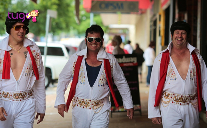 Những người tham gia lễ hội háo hức hóa trang thành huyền thoại âm nhạc Elvis Presley