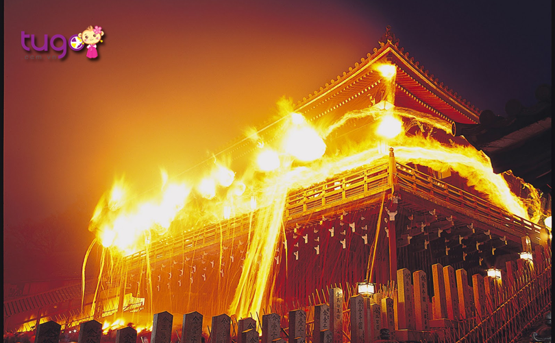 Những ngọn đuốc khổng lồ được thắp sáng rực rỡ trong nghi lễ Omizutori