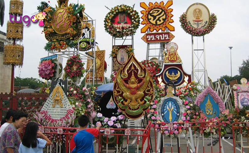 Những vòng hoa tươi thắm được dâng lên Đức vua Chulalongkorn đáng kính