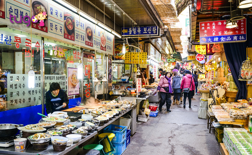 Nếu bạn là một tín đồ mua sắm thì chắc chắn không thể bỏ qua khu Dongdaemun sầm uất