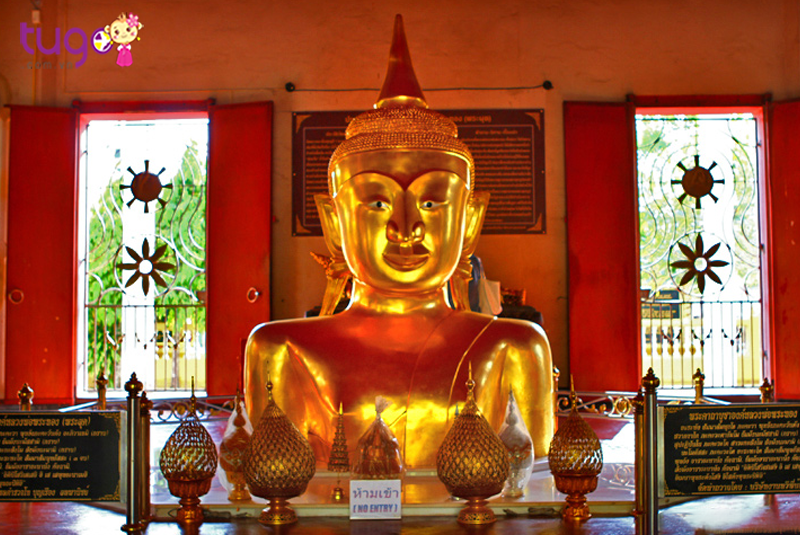 Tượng Phật ngồi nữa người ở chùa Wat Phra Tong