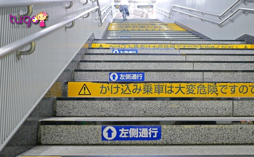 Quan sát các hướng dẫn để đi bộ đúng phần đường khi du lịch ở Nhật