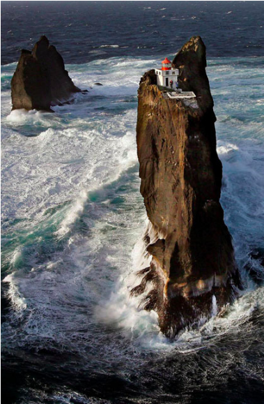 Þrídrangar mang ý nghĩa là ba cột đá, nhưng thực tế nơi đây có 4 cột: Stóridrangur, Þúfudrangur, Klofadrangur và một cột vô danh. Tugo.com.vn