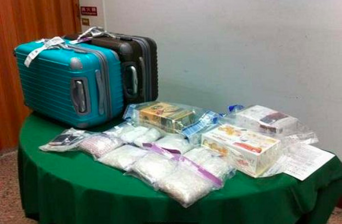 Qua kiểm tra chiếc valy, hải quan phát hiện bên trong có chứa 1,8kg heroin