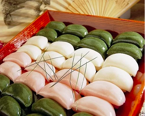 Bánh Songpyeon là món không thể thiếu trên bàn thờ tổ tiên trong lễ Chuseok. Ảnh: Future Dish.