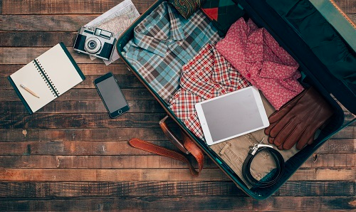 Các loại vali có nhiều ngăn khóa giúp bạn chia quần áo, phụ kiện dễ dàng hơn. Ảnh: Envato.
