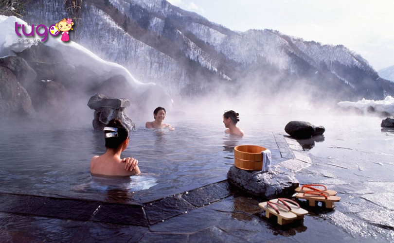 Tắm suối nước nóng là một trải nghiệm đặc biệt thú vị khi du lịch Nhật Bản trong tháng 1