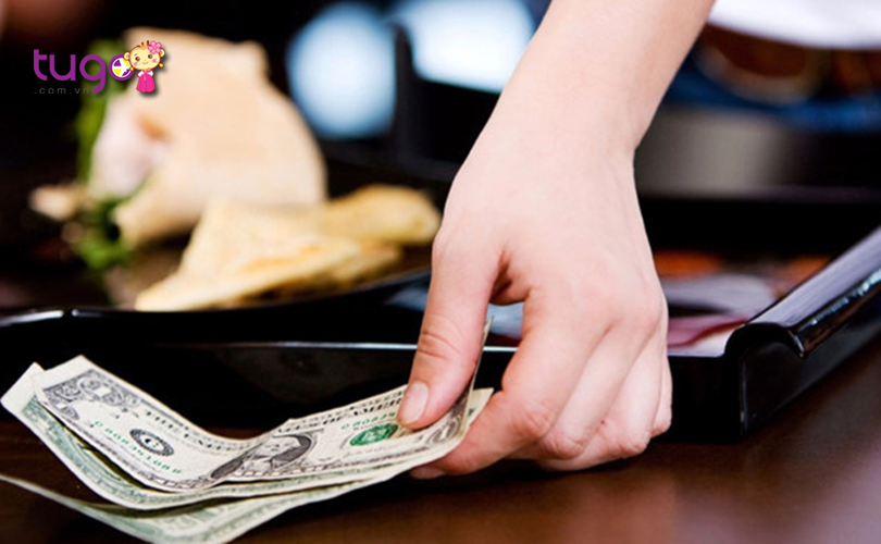 Thông thường, phí dịch vụ đã bao gồm trong chi phí của bữa ăn nên du khách không cần phải tip thêm cho người phục vụ