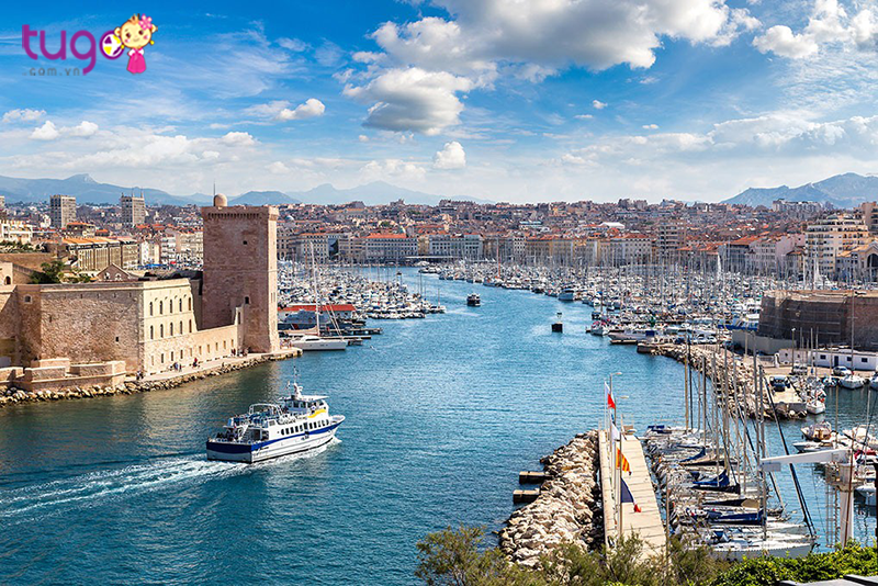 Bến cảng nhộn nhịp tại Marseille