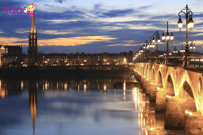 Bordeaux là thành phố cảng lớn, nhộn nhịp