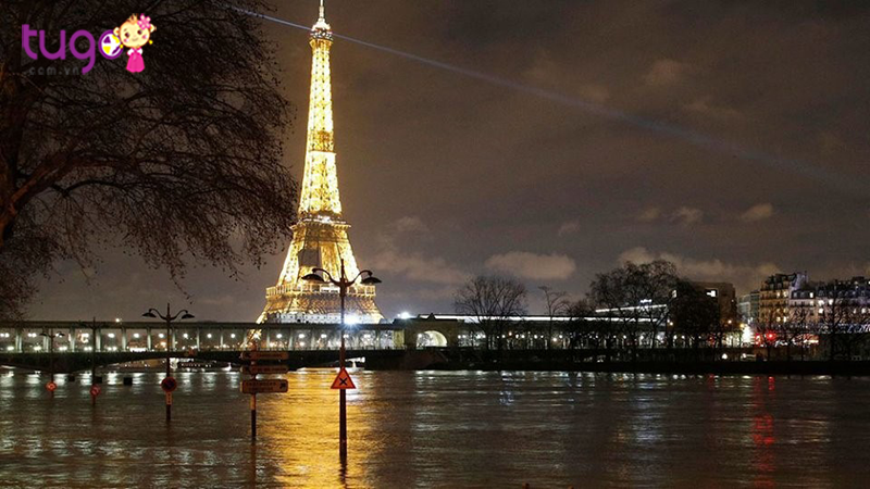 Tháp Eiffel biểu tượng du lịch của nước Pháp