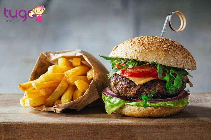 Humburger là một trong những thức ăn nhanh phổ biến ở Mỹ