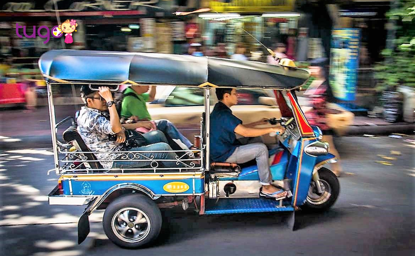 Tuk tuk là một phương tiện di chuyển độc đáo của người dân ở Bangkok