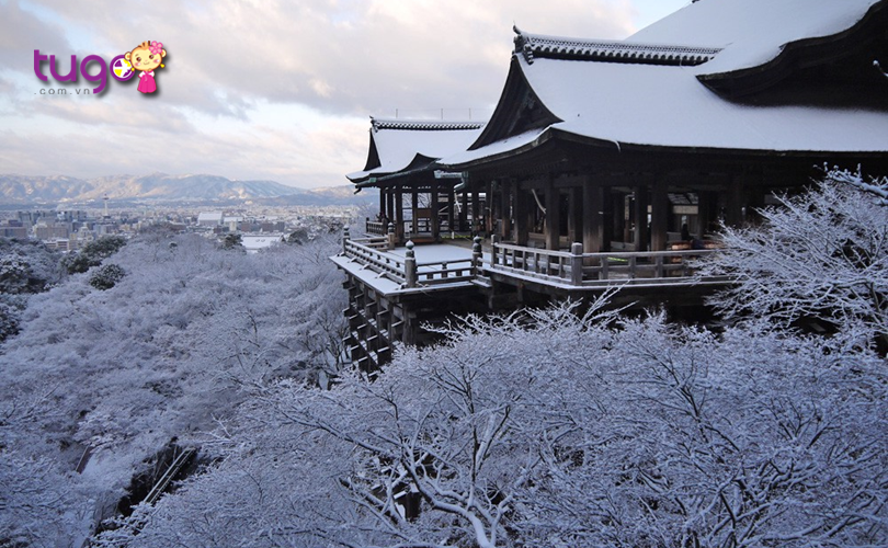 Từ ngôi Chùa Kiyomizu-dera, bạn có thể phóng tầm mắt ra xa để chiêm ngưỡng trọn vẹn vẻ đẹp hấp dẫn của mùa đông Nhật Bản