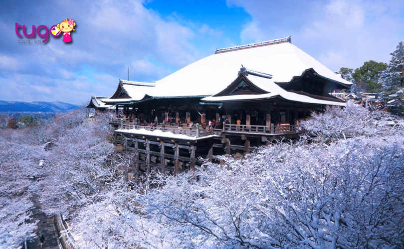 Từ ngôi chùa Kiyomizu-dera, du khách có thể phóng tầm mắt ra xa để chiêm ngưỡng trọn vẹn vẻ đẹp của mùa đông Nhật Bản