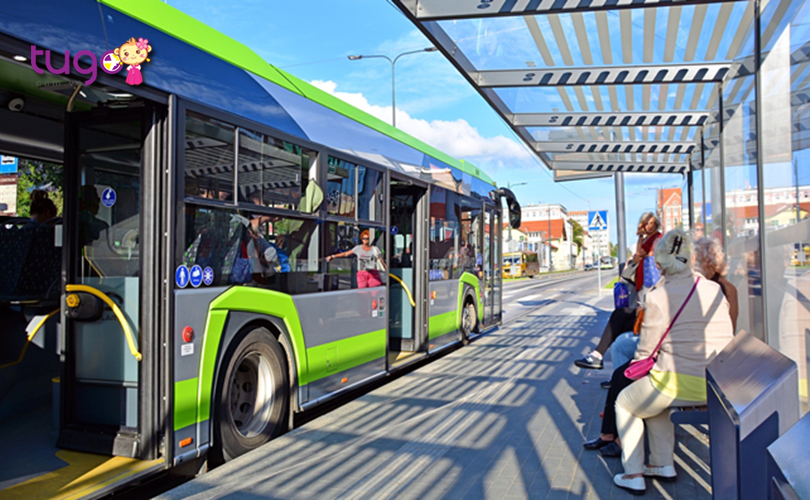 Xe buýt là một phương tiện di chuyển khá tiện lợi ở Châu Âu vào mùa xuân
