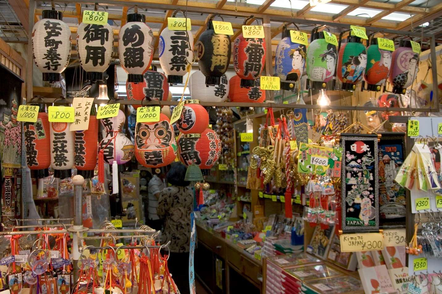Rất dễ dàng bắt gặp các quầy lưu niệm bày bán: búp bê, mặt nạ, yukata,... trên khắp nước Nhật